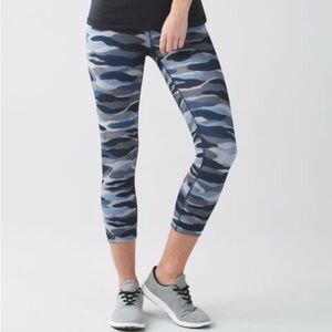 Lululemon cropped high waisted blue camo size 6 light wear.